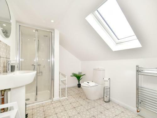 Pass The Keys Beautiful Spacious 4 Bedroom Home With Parking