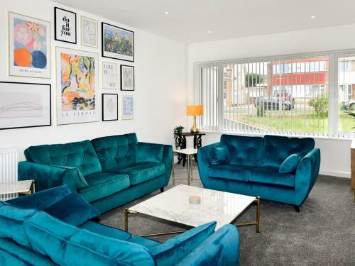 Pass The Keys Beautiful Spacious 4 Bedroom Home With Parking