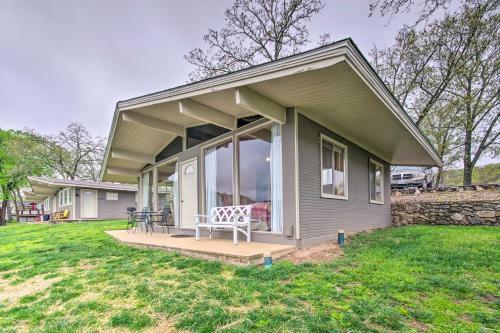 Lakefront Resort Cottage With Patio And Grill!
