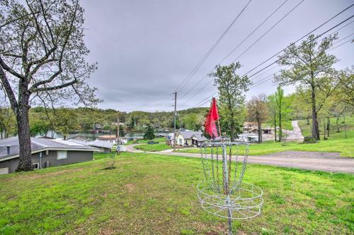 Lakefront Resort Cottage With Patio And Grill!