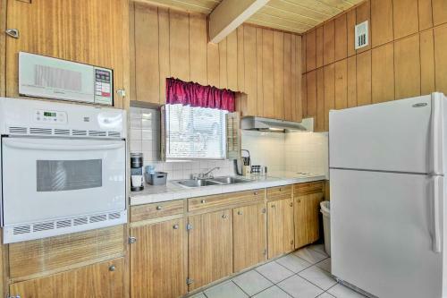 Lakefront Resort Cottage With Patio And Grill!