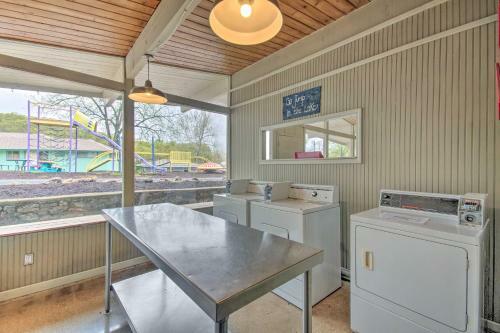Lakefront Resort Cottage With Patio And Grill!