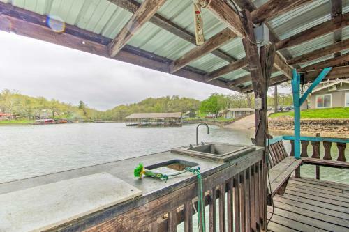 Lakefront Resort Cottage With Patio And Grill!