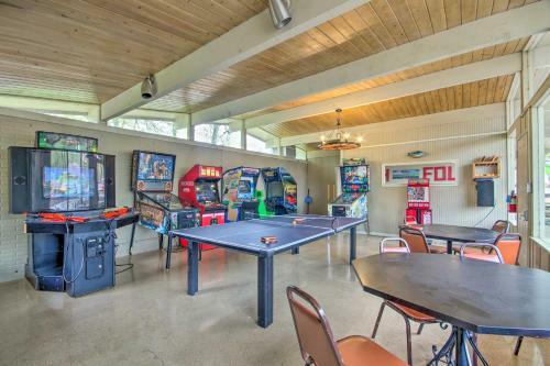 Lakefront Resort Cottage With Patio And Grill!