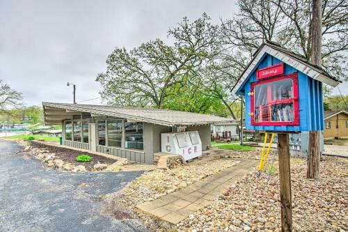 Lakefront Resort Cottage With Patio And Grill!