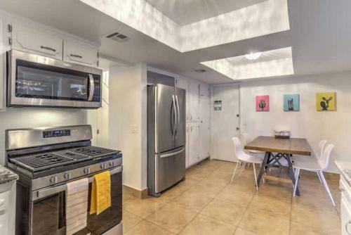 Desert Oasis Las Vegas - Pool, 5 Bedrooms, 9 Beds