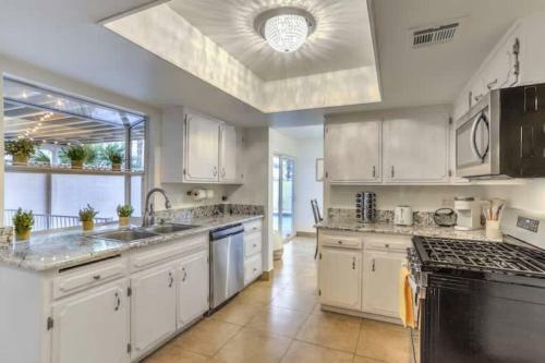 Desert Oasis Las Vegas - Pool, 5 Bedrooms, 9 Beds