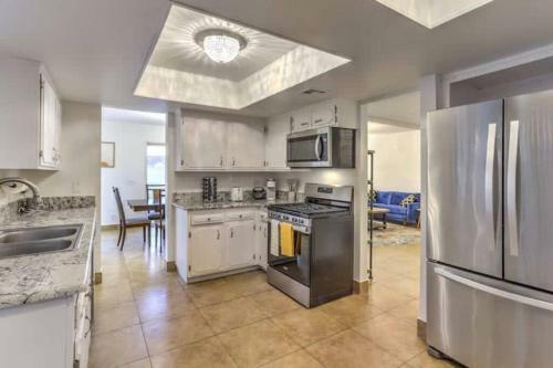 Desert Oasis Las Vegas - Pool, 5 Bedrooms, 9 Beds