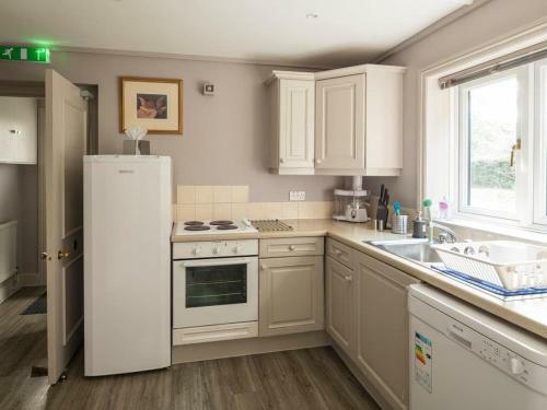 Warren Suite 2 - Uk32371