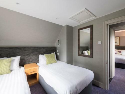 Warren Suite 2 - Uk32371