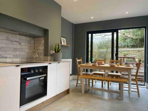 Bright & Spacious Edwardian Townhouse With Garden