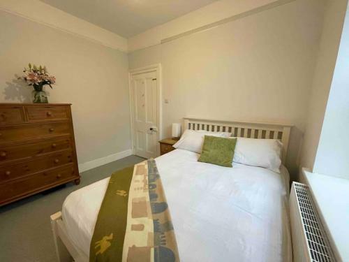 Bright & Spacious Edwardian Townhouse With Garden