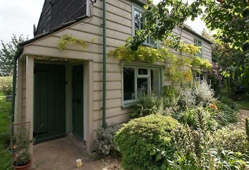 Cozy Cottage Overlooking Fields, Upwell