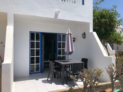 Casa Eef - One Bedroom Apartment Close To The Beach With A Communal Pool