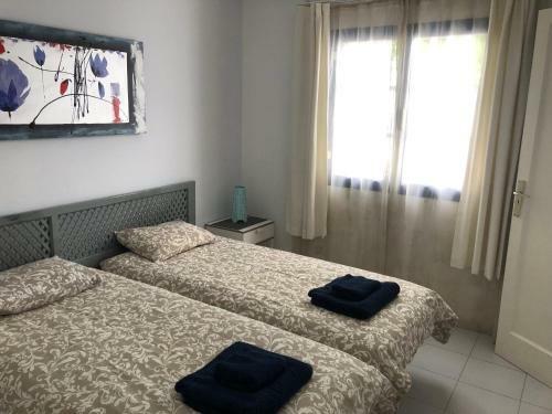 Casa Eef - One Bedroom Apartment Close To The Beach With A Communal Pool