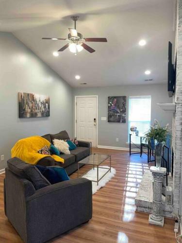 Stylish, Pet Friendly & Mins To Everything!