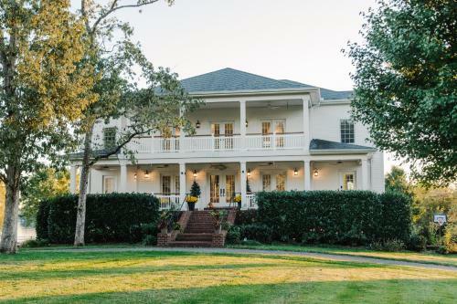 The Above Lakeside Retreat Nashville