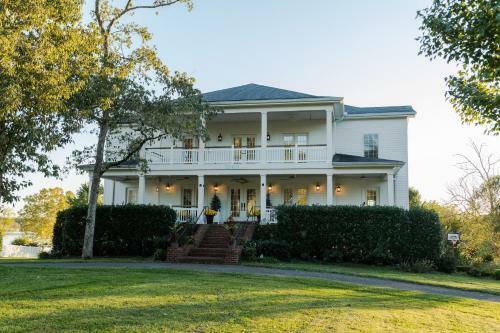 The Above Lakeside Retreat Nashville