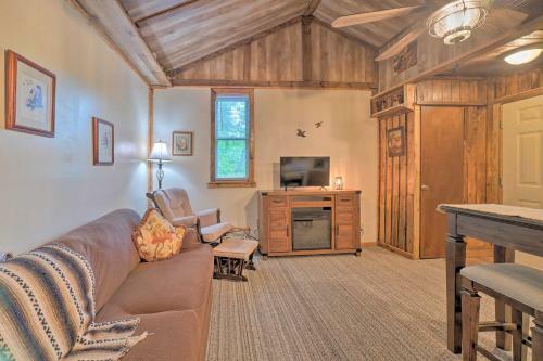 Wooded Cottage With Fire Pit And Forest Views!