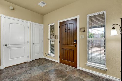 Cozi Cottage With Hot Tub! - 2 Min To Wineries!