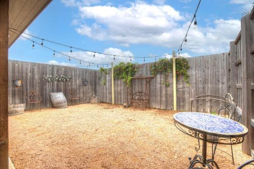 Cozi Cottage With Hot Tub! - 2 Min To Wineries!