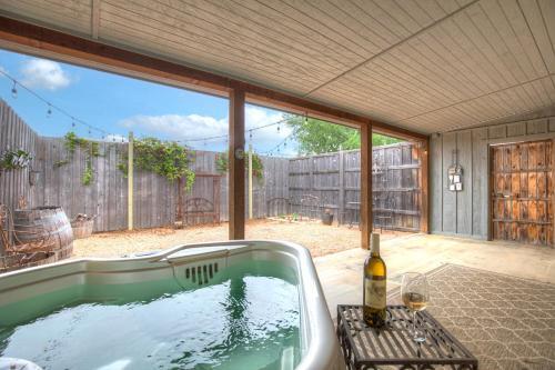 Cozi Cottage With Hot Tub! - 2 Min To Wineries!