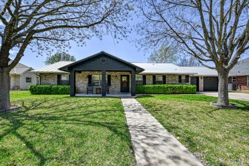Wow! Exceptional House With Inviting Fire Pit!