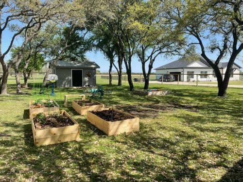1 Acre Oasis, 3/2 House, Perfect For Families!!