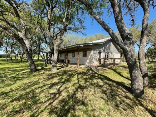 1 Acre Oasis, 3/2 House, Perfect For Families!!