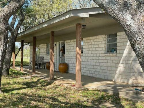 1 Acre Oasis, 3/2 House, Perfect For Families!!
