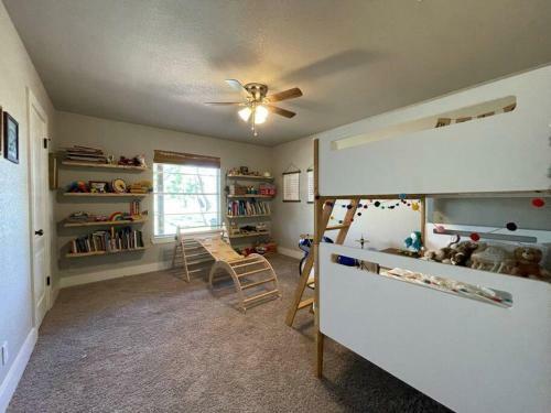 1 Acre Oasis, 3/2 House, Perfect For Families!!