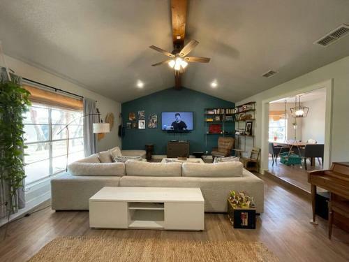 1 Acre Oasis, 3/2 House, Perfect For Families!!
