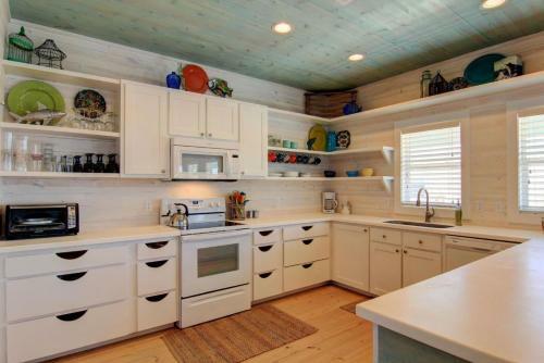 Ov4 4br House On Stilts, Near Beach, Shared Pool, Balcony Overlooking Private Complex Pond