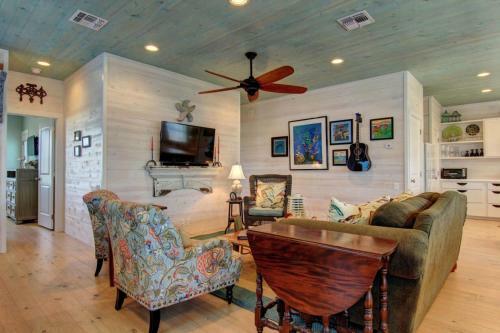 Ov4 4br House On Stilts, Near Beach, Shared Pool, Balcony Overlooking Private Complex Pond