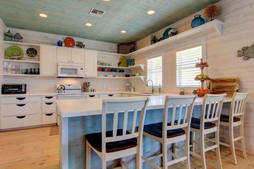 Ov4 4br House On Stilts, Near Beach, Shared Pool, Balcony Overlooking Private Complex Pond