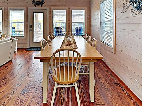 Ov37 Beach House On Stilts Located Near The Beach, Shared Pool