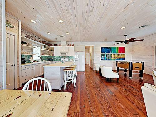 Ov37 Beach House On Stilts Located Near The Beach, Shared Pool
