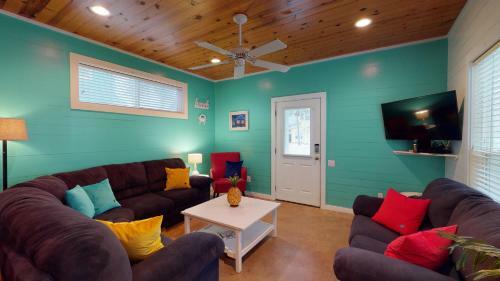 Villa Rp23 Fun Townhouse With Fiesta Decor, Shared Pool, Ample Parking