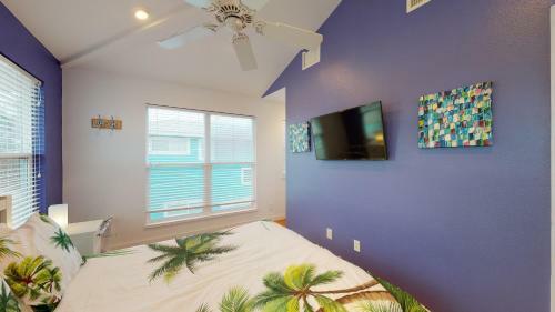 Villa Rp23 Fun Townhouse With Fiesta Decor, Shared Pool, Ample Parking