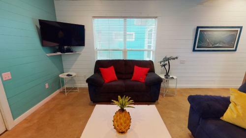 Villa Rp23 Fun Townhouse With Fiesta Decor, Shared Pool, Ample Parking
