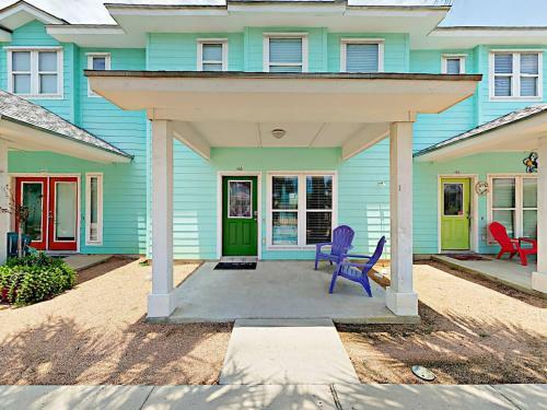 Villa Tc102 Townhome Located In Town, Close To Beach, Shared Pool