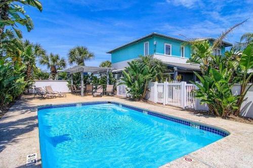Villa Tp5 5br Townhome, Shared Pool, In Town, Near Beach