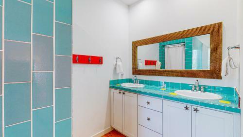Villa Tp5 5br Townhome, Shared Pool, In Town, Near Beach