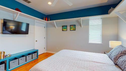 Villa Tp5 5br Townhome, Shared Pool, In Town, Near Beach