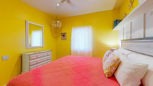 Villa Tp5 5br Townhome, Shared Pool, In Town, Near Beach