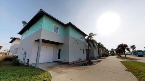 Villa Tp5 5br Townhome, Shared Pool, In Town, Near Beach