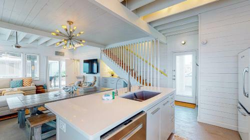 Villa Tp5 5br Townhome, Shared Pool, In Town, Near Beach
