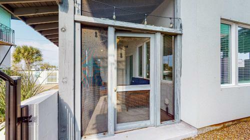 Villa Tp5 5br Townhome, Shared Pool, In Town, Near Beach