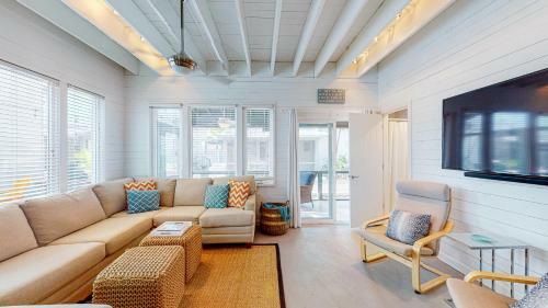 Villa Tp5 5br Townhome, Shared Pool, In Town, Near Beach