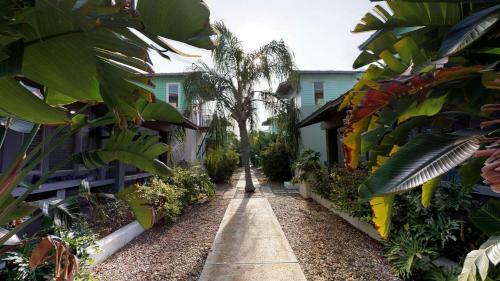 Villa Tp5 5br Townhome, Shared Pool, In Town, Near Beach